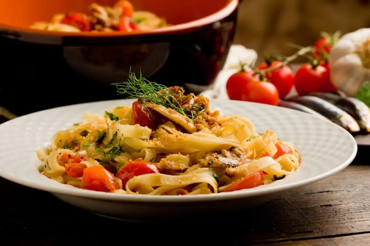 Aprenda a preparar o delicioso macarrão com sardinha, utilizando o molho mais famoso e truques que vão elevar sua receita a outro nível. Descubra os benefícios e o valor nutricional desse prato, além de sugestões de acompanhamentos que tornarão a refeição ainda mais irresistível.