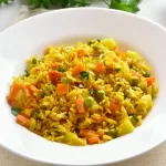 Aprenda a preparar uma deliciosa receita de arroz à grega com três variações saborosas de legumes. Neste guia, você encontrará o passo a passo do modo de preparo da receita de arroz à grega, além de descobrir seu valor nutricional. Confira também os melhores acompanhamentos e as ocasiões ideais para servir essa incrível receita de arroz à grega!