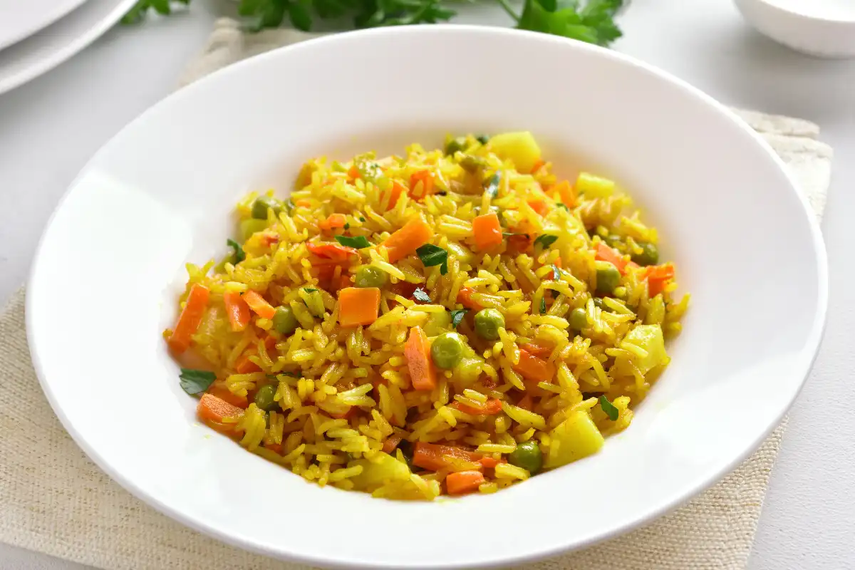 Aprenda a preparar uma deliciosa receita de arroz à grega com três variações saborosas de legumes. Neste guia, você encontrará o passo a passo do modo de preparo da receita de arroz à grega, além de descobrir seu valor nutricional. Confira também os melhores acompanhamentos e as ocasiões ideais para servir essa incrível receita de arroz à grega!