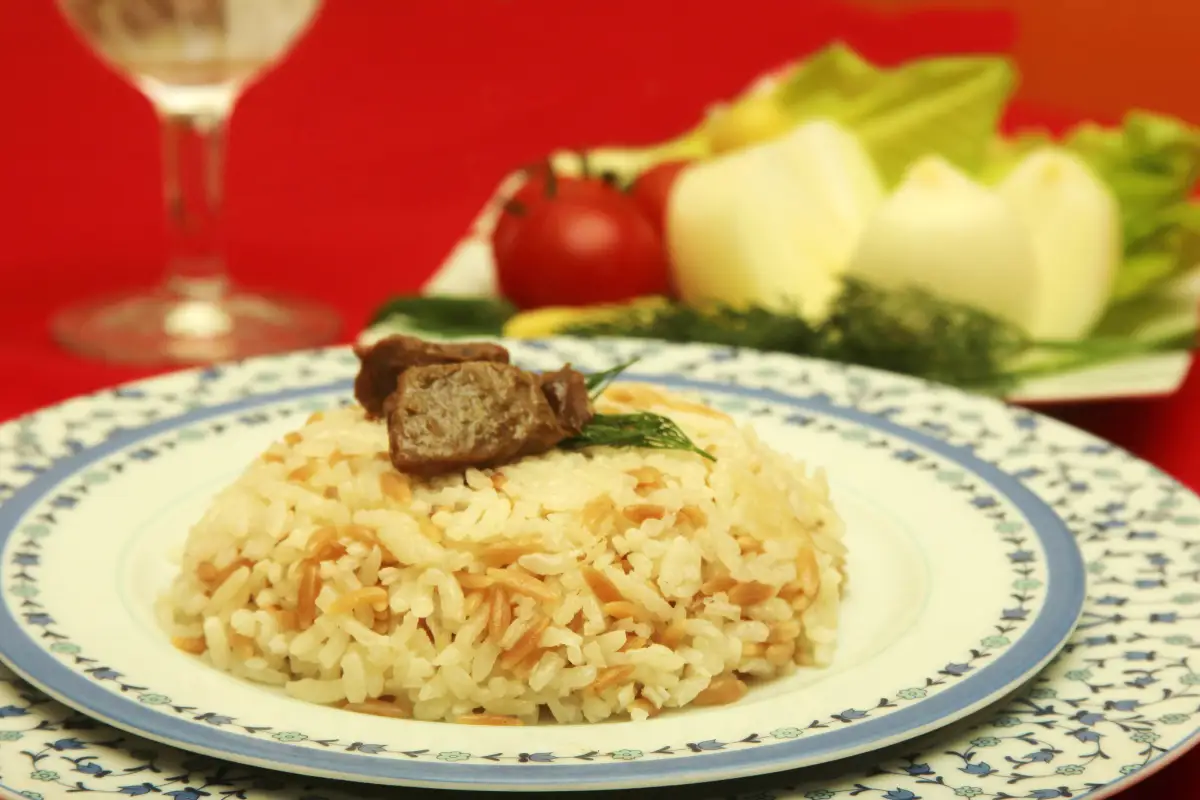 Aprenda a preparar uma deliciosa receita de arroz à grega com três variações saborosas de legumes. Neste guia, você encontrará o passo a passo do modo de preparo da receita de arroz à grega, além de descobrir seu valor nutricional. Confira também os melhores acompanhamentos e as ocasiões ideais para servir essa incrível receita de arroz à grega!