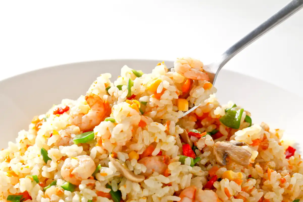 Aprenda a preparar uma deliciosa receita de arroz à grega com três variações saborosas de legumes. Neste guia, você encontrará o passo a passo do modo de preparo da receita de arroz à grega, além de descobrir seu valor nutricional. Confira também os melhores acompanhamentos e as ocasiões ideais para servir essa incrível receita de arroz à grega!