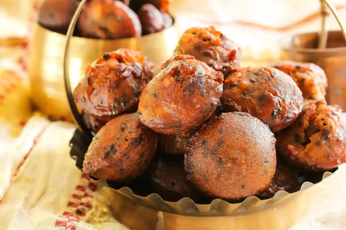 Aprenda a preparar a deliciosa receita de bolinho de arroz, seguindo etapas essenciais que garantem bolinhos macios por dentro e crocantes por fora. Descubra também os benefícios e o valor nutricional dessa iguaria, além de uma versão sem glúten que irá deixar todos com água na boca.