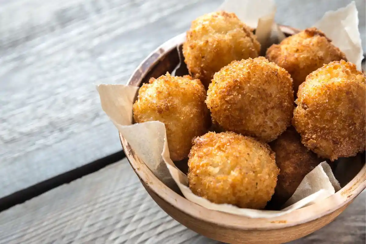 Aprenda a preparar a deliciosa receita de bolinho de arroz, seguindo etapas essenciais que garantem bolinhos macios por dentro e crocantes por fora. Descubra também os benefícios e o valor nutricional dessa iguaria, além de uma versão sem glúten que irá deixar todos com água na boca.