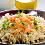 Aprenda o passo a passo completo da receita de risoto de camarão, com dicas e truques secretos que garantem um sabor irresistível e uma textura perfeita. Além disso, descubra os benefícios e o valor nutricional deste prato delicioso, e aprenda 3 acompanhamentos ideais para transformar seu risoto de camarão em uma refeição memorável e inesquecível.