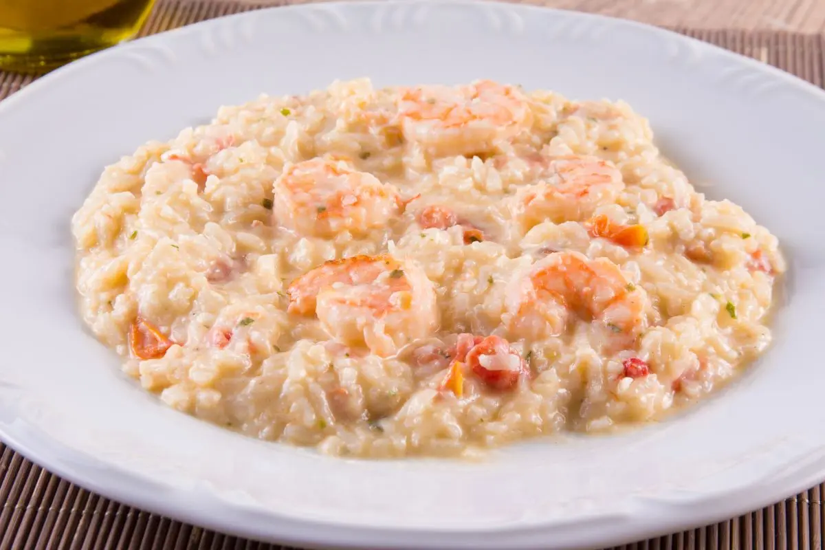 Aprenda o passo a passo completo da receita de risoto de camarão, com dicas e truques secretos que garantem um sabor irresistível e uma textura perfeita. Além disso, descubra os benefícios e o valor nutricional deste prato delicioso, e aprenda 3 acompanhamentos ideais para transformar seu risoto de camarão em uma refeição memorável e inesquecível.