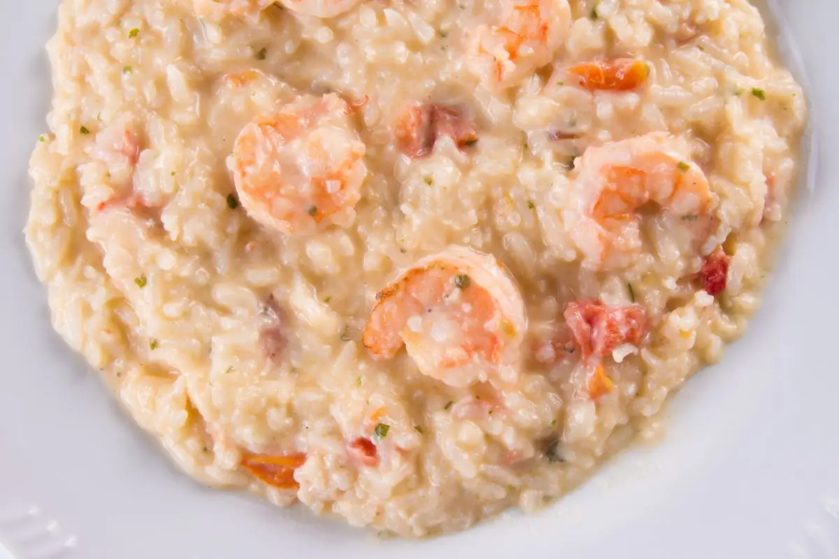 Aprenda o passo a passo completo da receita de risoto de camarão, com dicas e truques secretos que garantem um sabor irresistível e uma textura perfeita. Além disso, descubra os benefícios e o valor nutricional deste prato delicioso, e aprenda 3 acompanhamentos ideais para transformar seu risoto de camarão em uma refeição memorável e inesquecível.