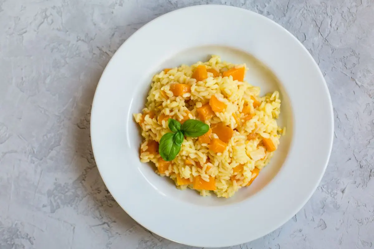 
Aprenda a preparar a irresistível receita de risoto de carne com ingredientes simples e um modo de preparo prático em 8 passos fáceis. Descubra os benefícios e o valor nutricional deste prato, além de uma versão vegana deliciosa que vai surpreender seu paladar. Transforme seu risoto de carne em uma refeição completa e cheia de sabor com essas dicas e truques!