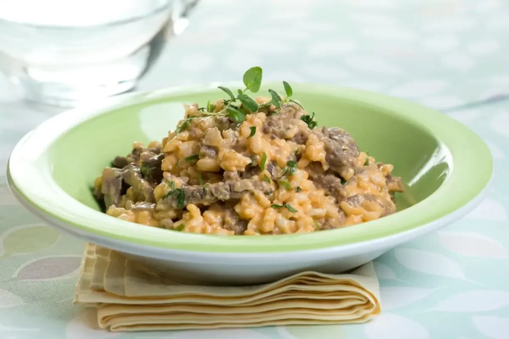 Aprenda a preparar a irresistível receita de risoto de carne com ingredientes simples e um modo de preparo prático em 8 passos fáceis. Descubra os benefícios e o valor nutricional deste prato, além de uma versão vegana deliciosa que vai surpreender seu paladar. Transforme seu risoto de carne em uma refeição completa e cheia de sabor com essas dicas e truques!