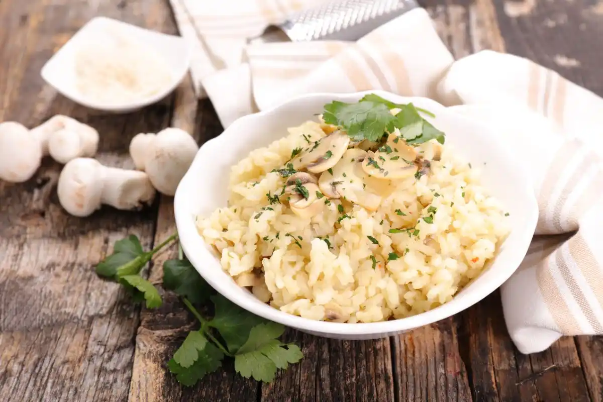 
Aprenda a preparar a irresistível receita de risoto de carne com ingredientes simples e um modo de preparo prático em 8 passos fáceis. Descubra os benefícios e o valor nutricional deste prato, além de uma versão vegana deliciosa que vai surpreender seu paladar. Transforme seu risoto de carne em uma refeição completa e cheia de sabor com essas dicas e truques!