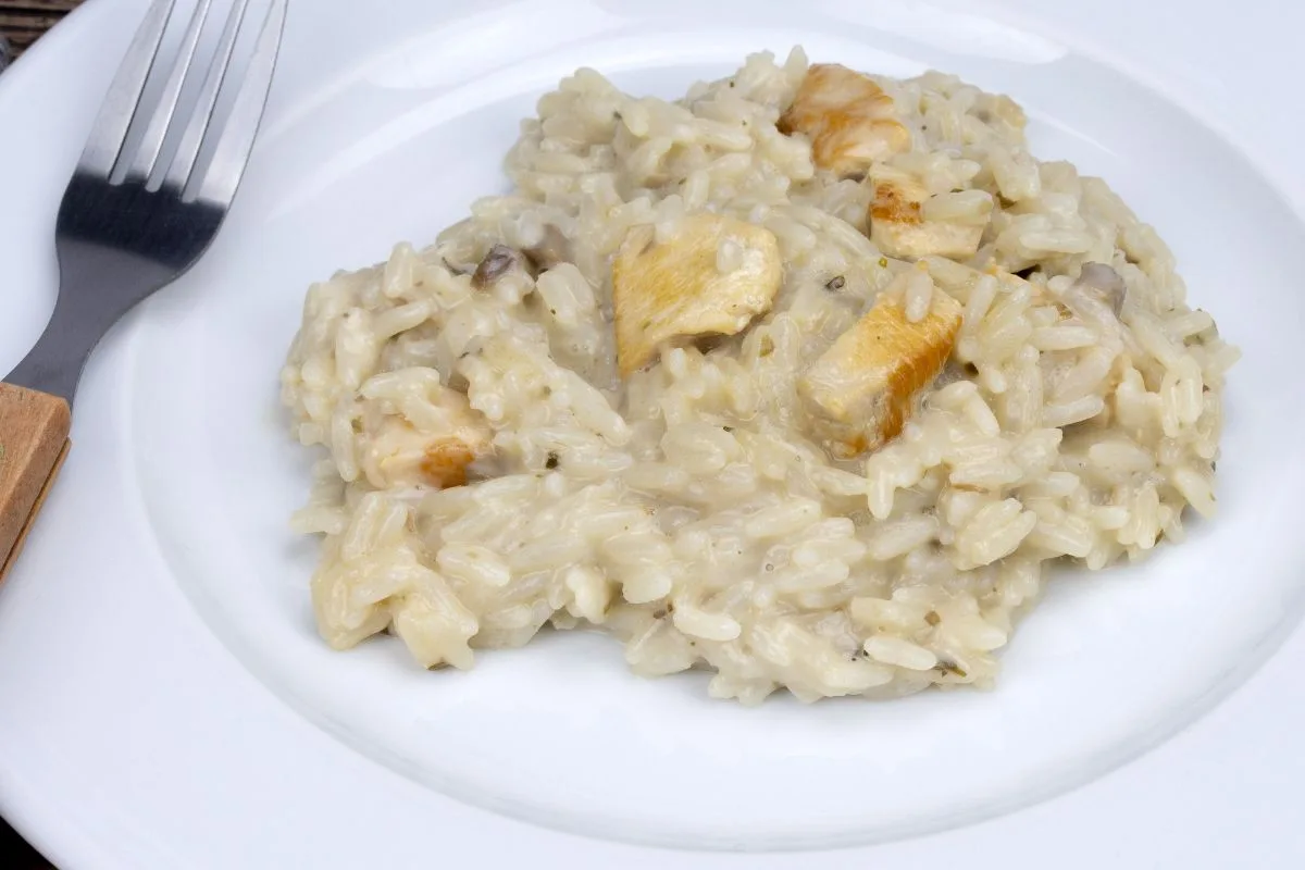 Aprenda a preparar a receita de risoto de frango com um passo a passo detalhado e dicas exclusivas para fazer o melhor risoto de frango. Descubra os benefícios e o valor nutricional dessa delícia, e ainda conheça uma irresistível versão low carb para deixar sua refeição mais leve e saborosa.