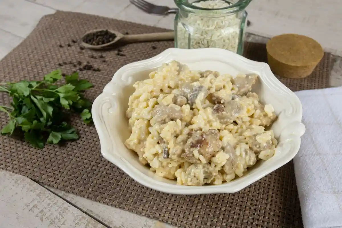 Aprenda a preparar a receita de risoto de frango com um passo a passo detalhado e dicas exclusivas para fazer o melhor risoto de frango. Descubra os benefícios e o valor nutricional dessa delícia, e ainda conheça uma irresistível versão low carb para deixar sua refeição mais leve e saborosa.