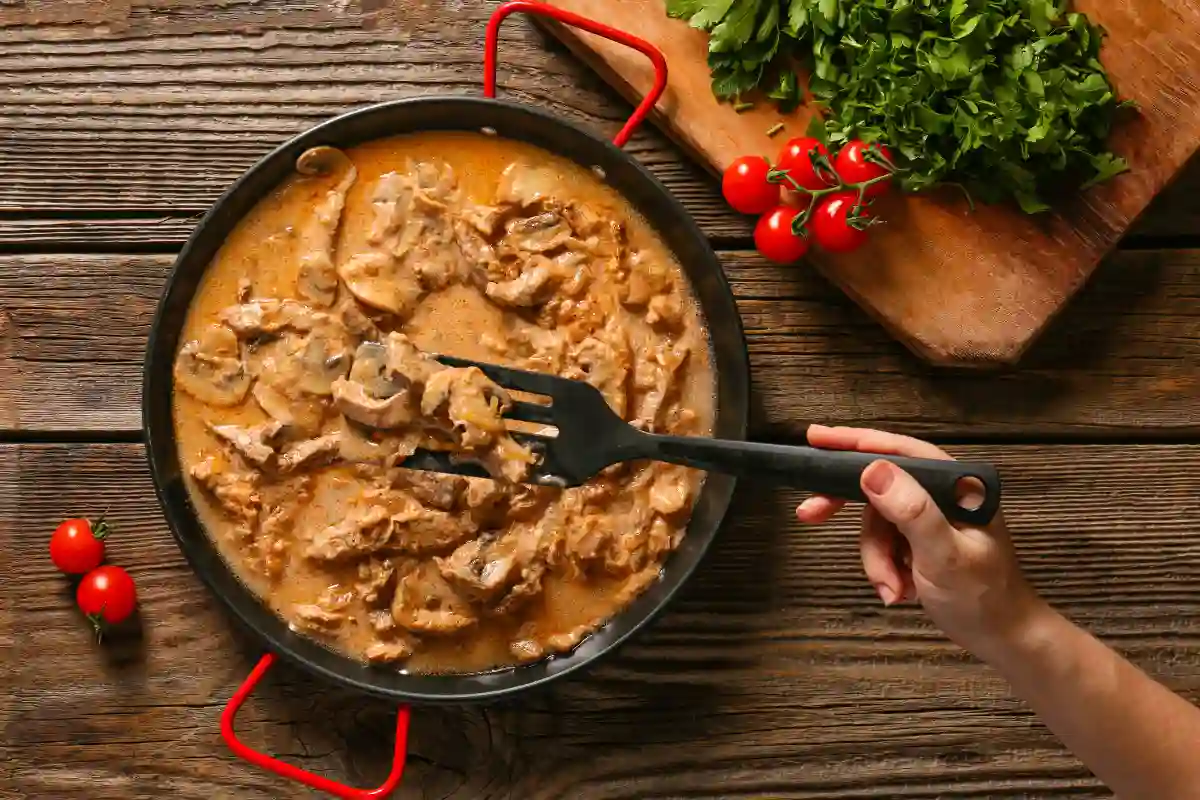 Se você procura um prato saboroso e prático, a receita de strogonoff de carne é a escolha perfeita. Aprenda a prepará-lo em apenas 5 passos simples, enquanto exploramos seus benefícios e valor nutricional. Também incluímos sugestões criativas de apresentação e uma versão vegana. Prepare-se para se surpreender!