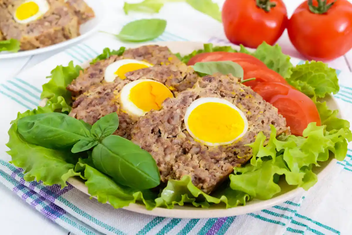 Aprenda a receita do bolo de carne mais crocante por fora e macio por dentro com um passo a passo detalhado e dicas exclusivas que garantem o máximo de suculência. Descubra os benefícios e o valor nutricional de cada porção e explore quatro recheios surpreendentes além de acompanhamentos que deixarão seu prato inesquecível