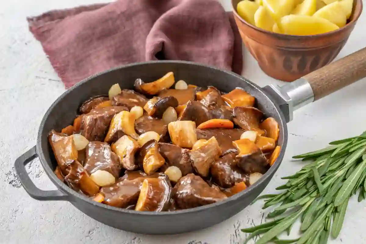 Descubra deliciosas receitas de carne de panela para variar seu cardápio diário com opções econômicas, práticas e repletas de sabor. São 8 receitas irresistíveis, incluindo combinações com batatas, mandioca, mandioquinha, bacon, linguiça e muito mais. Aprenda o passo a passo completo e surpreenda seus convidados e familiares com essas preparações saborosas e fáceis de fazer.