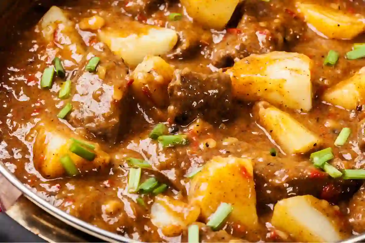 Descubra deliciosas receitas de carne de panela para variar seu cardápio diário com opções econômicas, práticas e repletas de sabor. São 8 receitas irresistíveis, incluindo combinações com batatas, mandioca, mandioquinha, bacon, linguiça e muito mais. Aprenda o passo a passo completo e surpreenda seus convidados e familiares com essas preparações saborosas e fáceis de fazer.