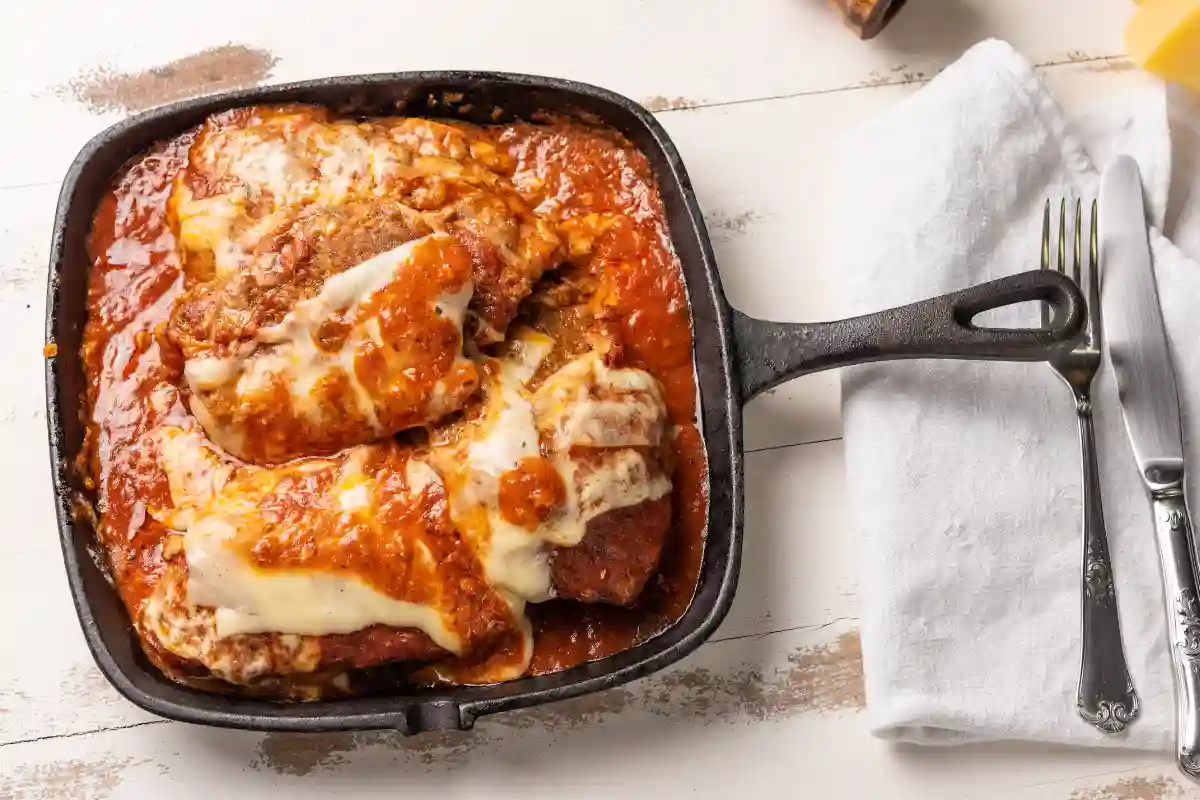 Aprenda uma receita rápida de filé de frango à parmegiana com um passo a passo detalhado, dicas extras e segredos revelados pelos melhores chefs para tornar seu prato irresistível. Descubra também o valor nutricional da porção e os acompanhamentos perfeitos para elevar sua refeição a outro nível.