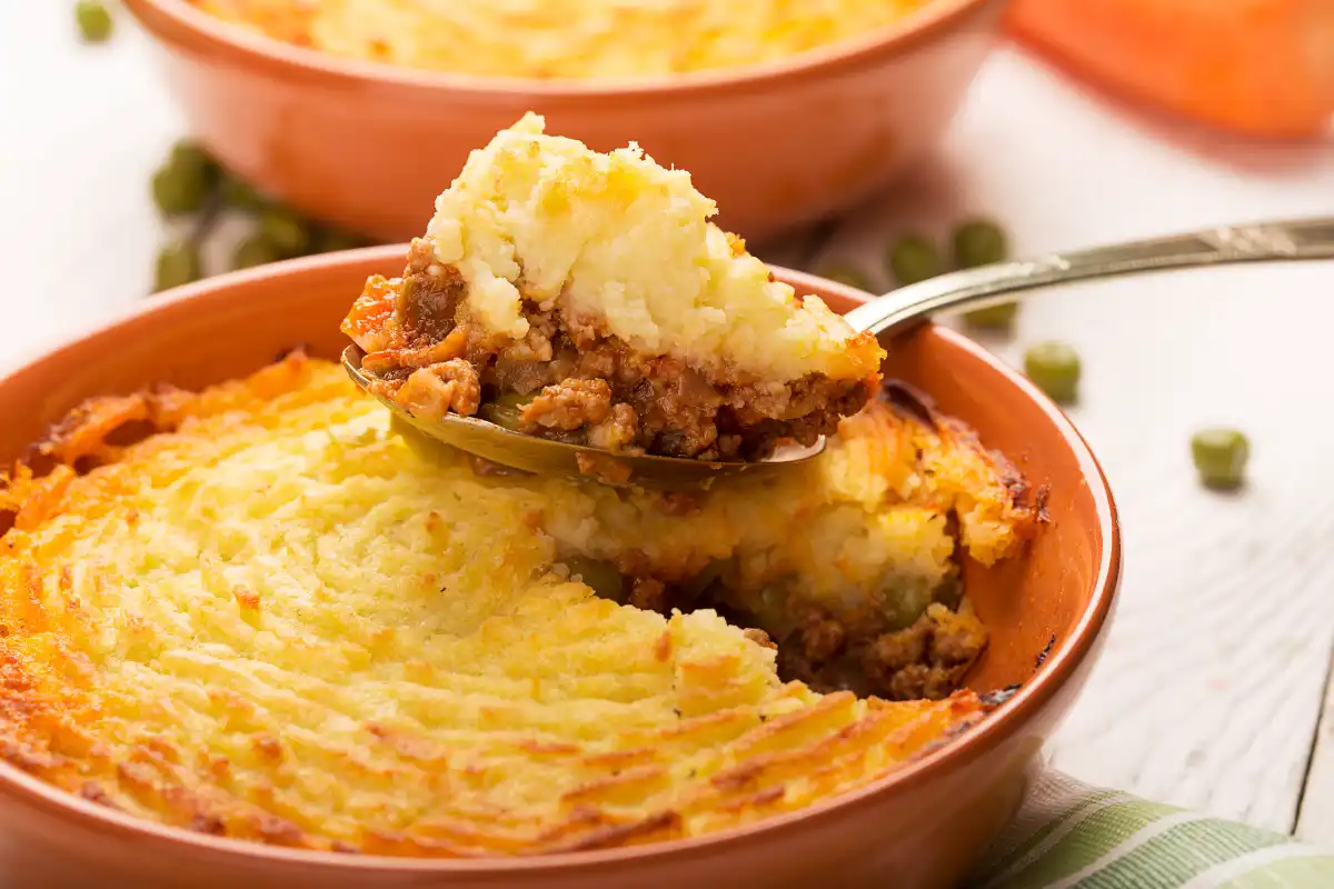 
Aprenda a receita completa do escondidinho de carne moída com batata e prepare esse prato delicioso em apenas 6 etapas simples e fáceis. Descubra seus benefícios e valor nutricional, experimente uma variação com batata-doce e veja sugestões de acompanhamentos perfeitos para o escondidinho de carne moída com batata.