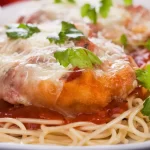 Aprenda uma receita rápida de filé de frango à parmegiana com um passo a passo detalhado, dicas extras e segredos revelados pelos melhores chefs para tornar seu prato irresistível. Descubra também o valor nutricional da porção e os acompanhamentos perfeitos para elevar sua refeição a outro nível.