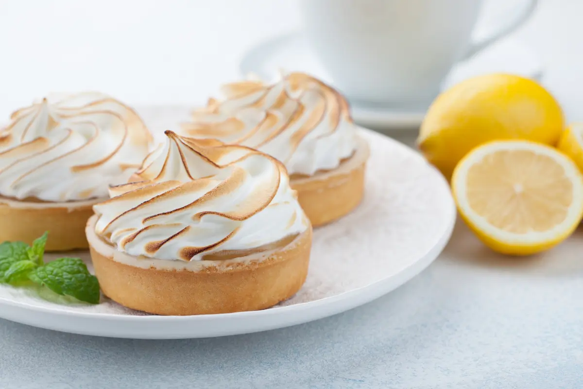 Aprenda a preparar a torta de limão perfeita, com uma base crocante, recheio cremoso e merengue dourado, tudo em apenas 4 etapas simples. Descubra dicas extras para deixar sua torta de limão ainda mais deliciosa, além do valor nutricional dessa sobremesa irresistível. Explore também uma variação incrível de torta de limão com chocolate.