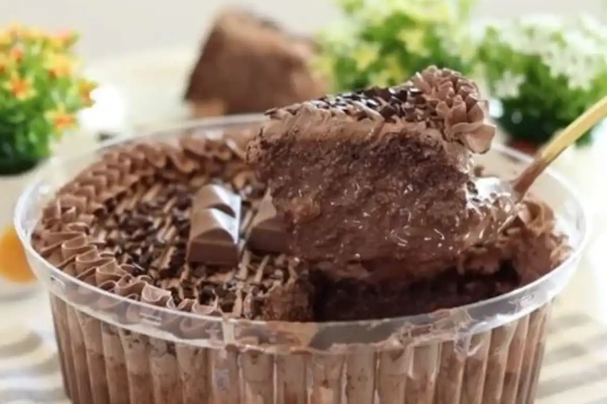 Aprenda a fazer o Bolo Alagado 5 Leites, uma receita caseira irresistível, úmida e cheia de sabor. Descubra sua história, dicas de preparo, versão de chocolate e muito mais.