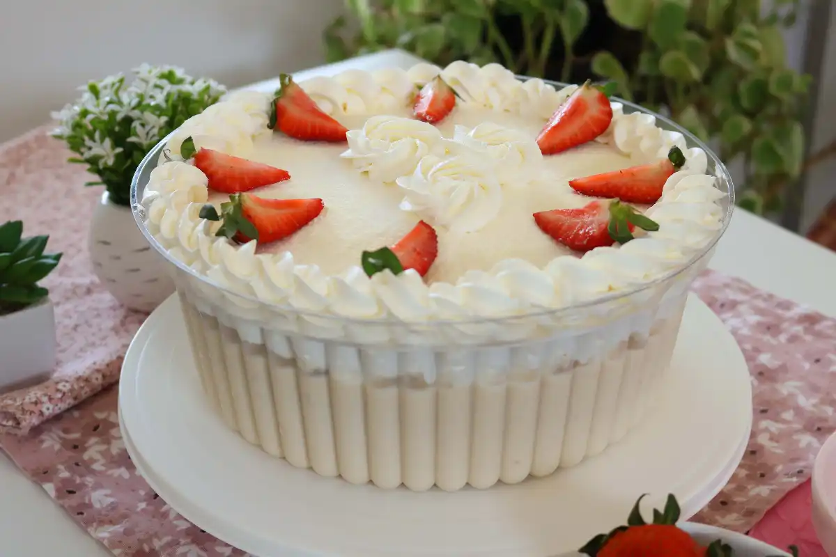 Aprenda a fazer o Bolo Alagado 5 Leites, uma receita caseira irresistível, úmida e cheia de sabor. Descubra sua história, dicas de preparo, versão de chocolate e muito mais.