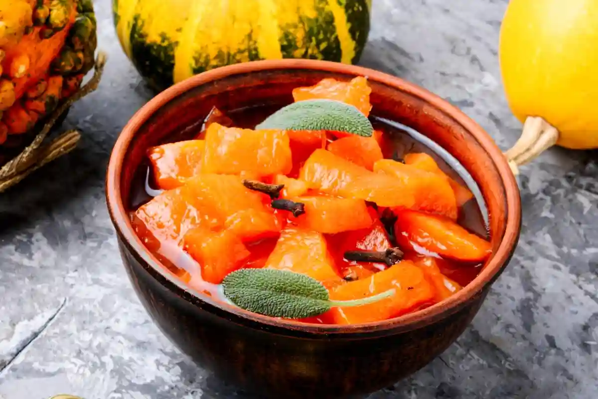 Doce de abóbora em pedaços preparado nas versões tradicional e com cal, garantindo casquinha crocante por fora, interior macio e calda deliciosa.