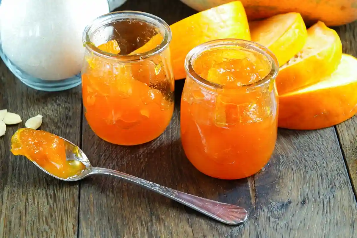 Doce de abóbora em pedaços preparado nas versões tradicional e com cal, garantindo casquinha crocante por fora, interior macio e calda deliciosa.
