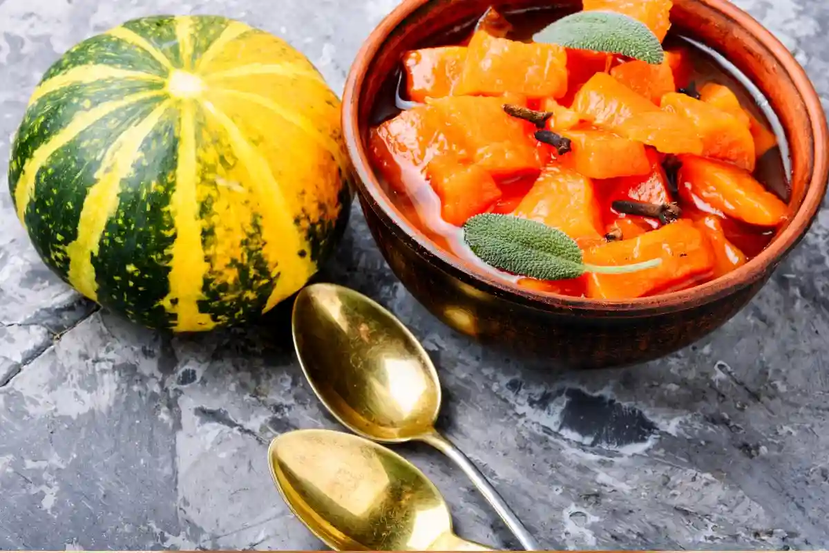 Doce de abóbora em pedaços preparado nas versões tradicional e com cal, garantindo casquinha crocante por fora, interior macio e calda deliciosa.