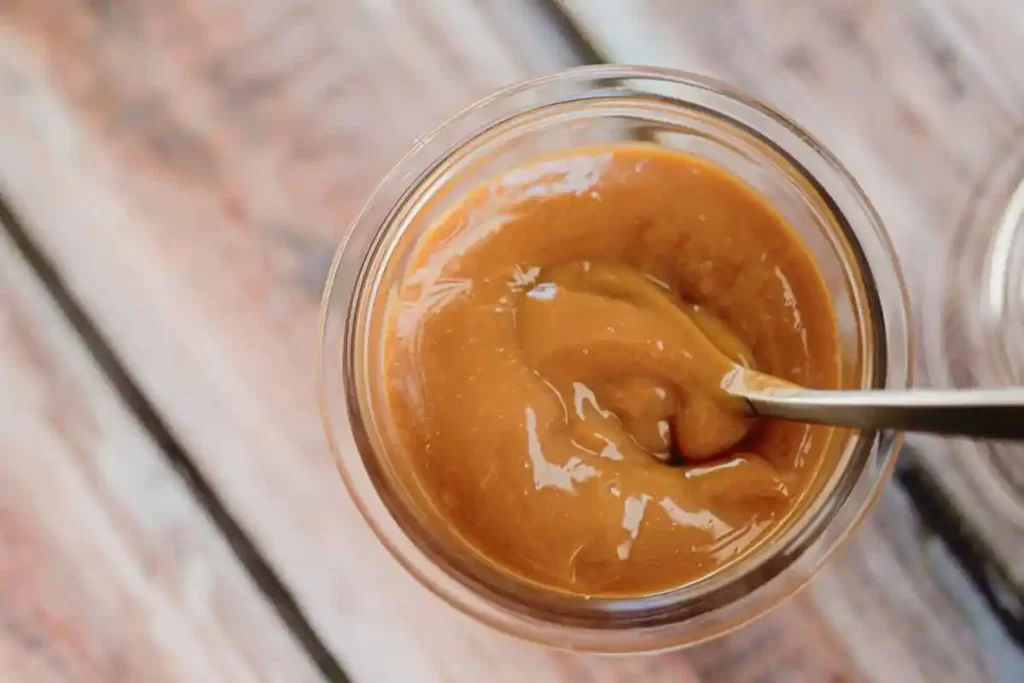 Aprenda como preparar um doce de leite cremoso caseiro, com dicas práticas para acertar o ponto perfeito, garantir a textura lisinha e conquistar um sabor irresistível. Descubra os erros mais comuns, as melhores formas de usar o doce de leite cremoso no dia a dia e por que vale a pena fazer essa delícia em casa.