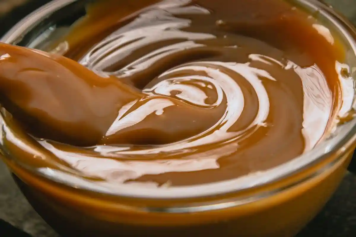Aprenda como preparar um doce de leite cremoso caseiro, com dicas práticas para acertar o ponto perfeito, garantir a textura lisinha e conquistar um sabor irresistível. Descubra os erros mais comuns, as melhores formas de usar o doce de leite cremoso no dia a dia e por que vale a pena fazer essa delícia em casa.