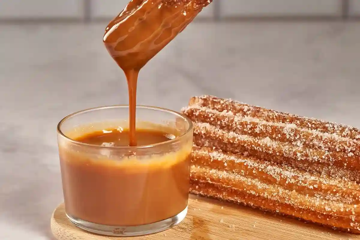 Aprenda como preparar um doce de leite cremoso caseiro, com dicas práticas para acertar o ponto perfeito, garantir a textura lisinha e conquistar um sabor irresistível. Descubra os erros mais comuns, as melhores formas de usar o doce de leite cremoso no dia a dia e por que vale a pena fazer essa delícia em casa.