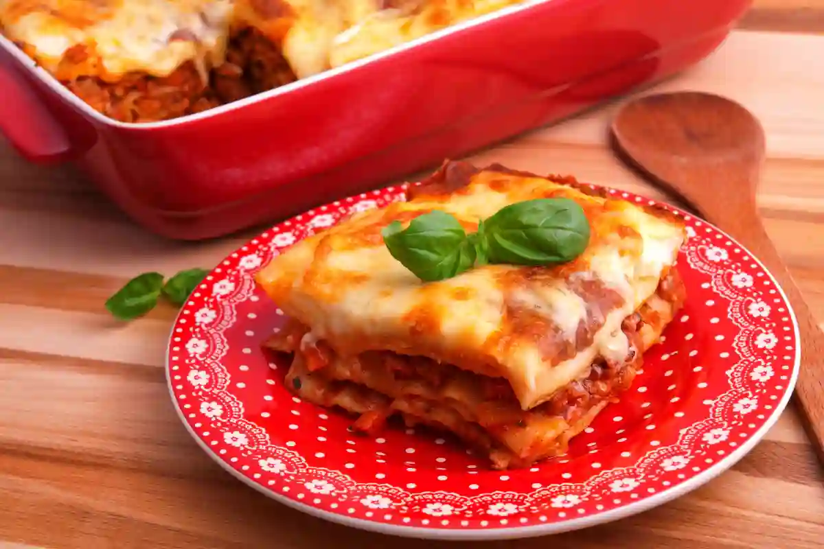 Receita completa de lasanha à bolonhesa caseira, com história, ingredientes simples, modo de preparo detalhado, dicas, variações, conservação e valor nutricional.