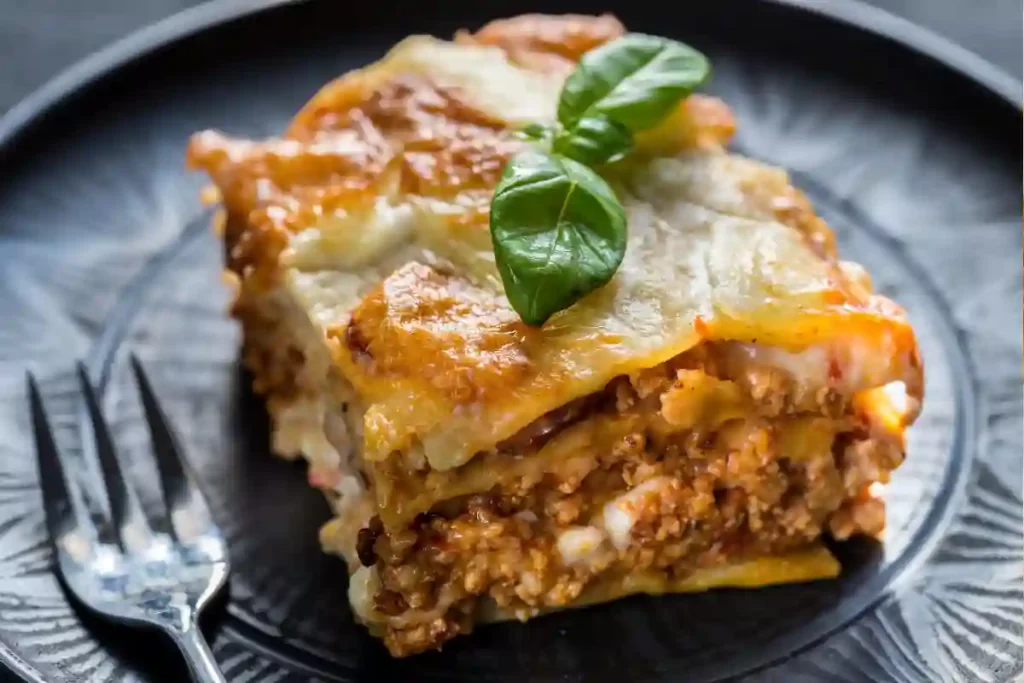Receita completa de lasanha à bolonhesa caseira, com história, ingredientes simples, modo de preparo detalhado, dicas, variações, conservação e valor nutricional.