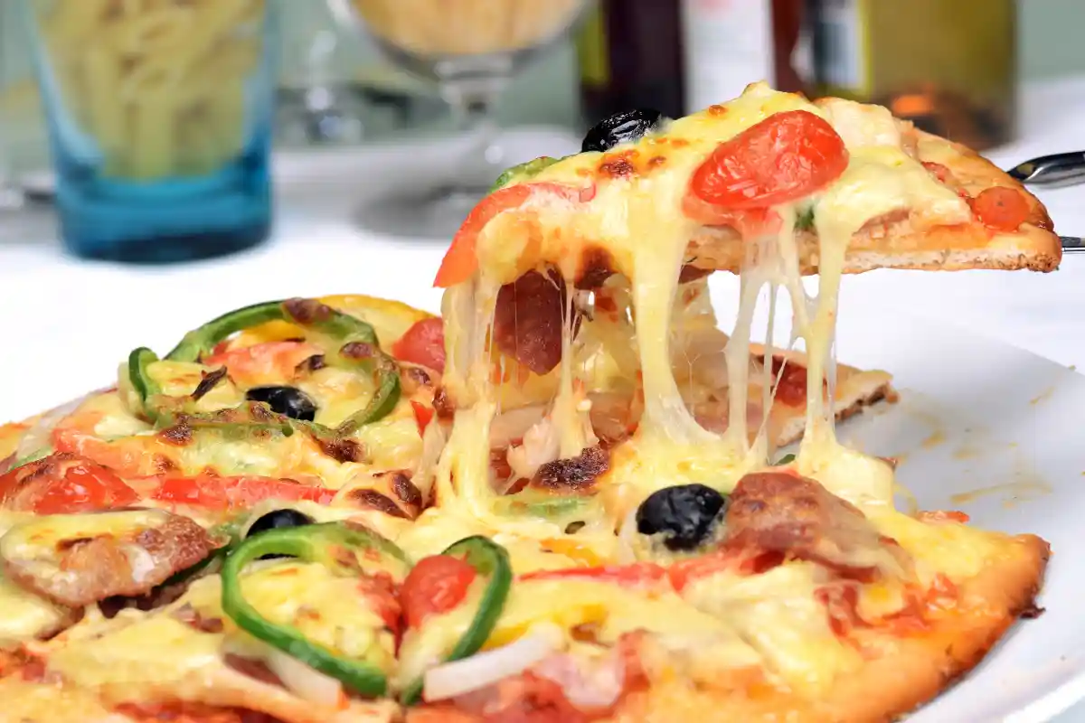 Aprenda a fazer pizza caseira com massa rápida, leve e cheia de sabor. Descubra dicas práticas, versão low carb e como conservar sua pizza por mais tempo