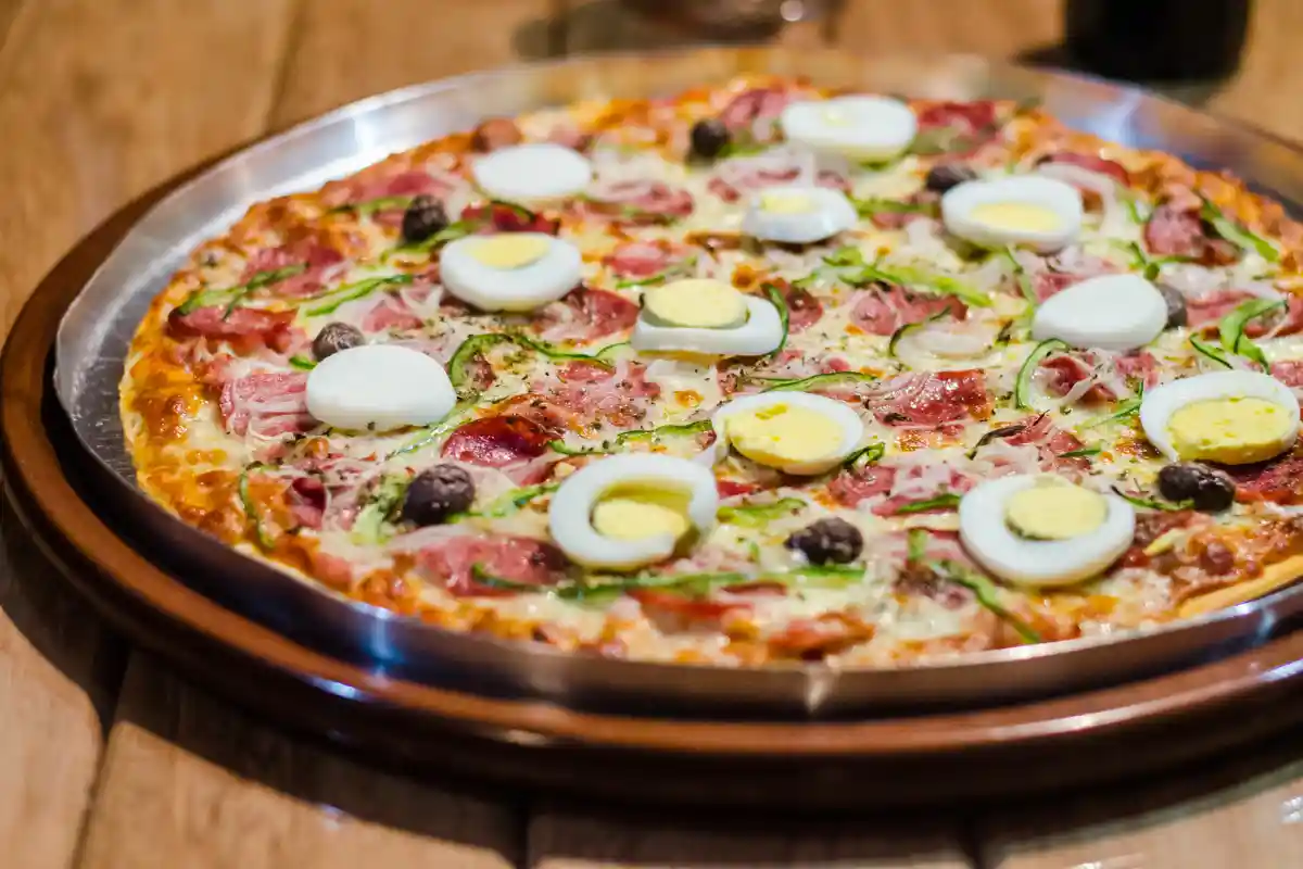 Aprenda a fazer pizza caseira com massa rápida, leve e cheia de sabor. Descubra dicas práticas, versão low carb e como conservar sua pizza por mais tempo