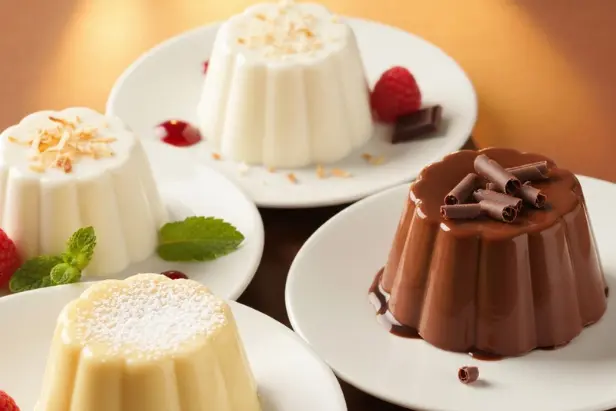 Uma variedade visualmente atraente de pudins de coco, chocolate e queijo, artisticamente arranjados, exemplificando receitas de pudim com sabores diferentes e inovadores para uma experiência culinária única.