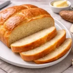 Pão de mandioca sem glúten caseiro recém-assado, macio e dourado, ideal para café da manhã ou lanche saudável.
