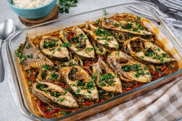 Posta de peixe de tilapia no forno pronta para servir.