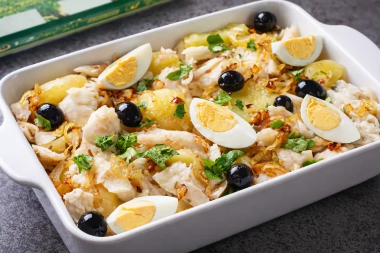 Prato de Bacalhau à Portuguesa com todos os ingredientes tradicionais bem distribuídos.