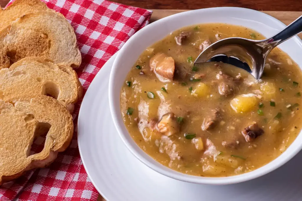 Caldo de mandioca com carne moída servido em uma tigela