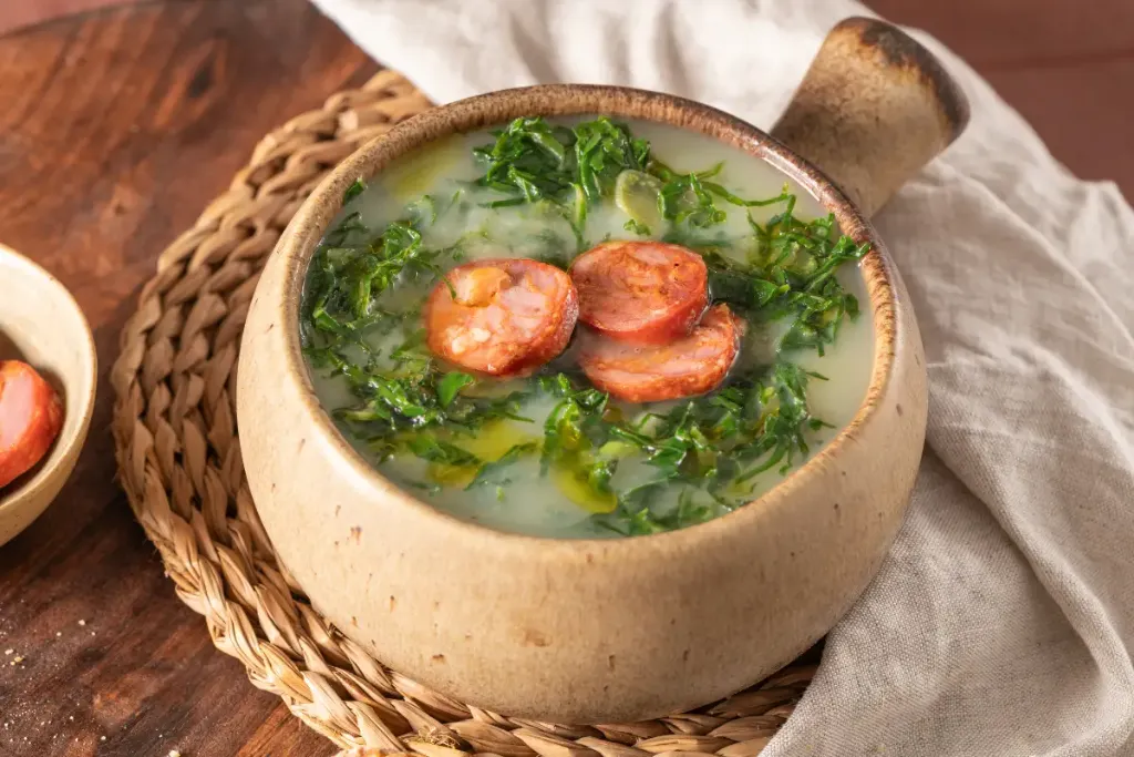 Caldo verde com calabresa: dicas para turbinar o sabor e deixá-lo ainda mais cremoso
