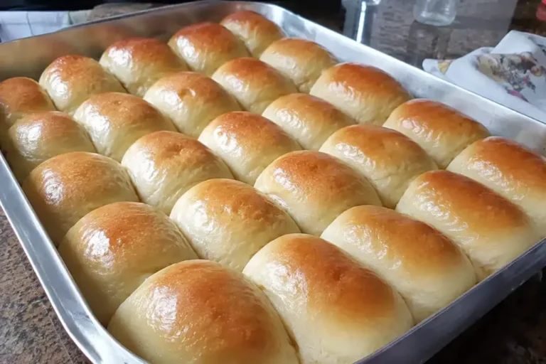Aprenda como fazer pãozinho de leite caseiro fofinho e econômico, com dicas para deixar a massa super macia, truques de fermentação, variações deliciosas e segredos para um café da manhã irresistível.