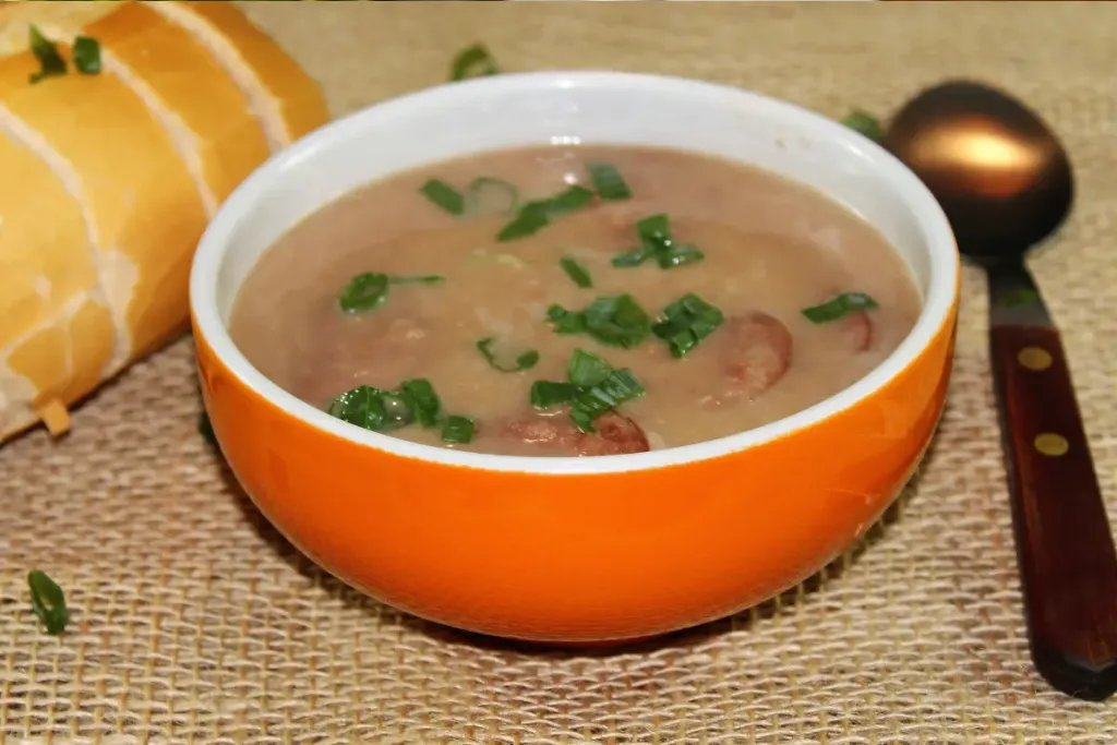 Como preparar um caldo de feijão com bacon e calabresa perfeito para dias frios
