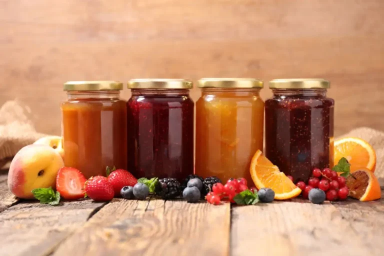 Aprenda como fazer geleia caseira para vender com receitas artesanais irresistíveis, dicas de conservação, sabores lucrativos e truques para criar geleias cremosas que encantam os clientes e aumentam suas vendas.