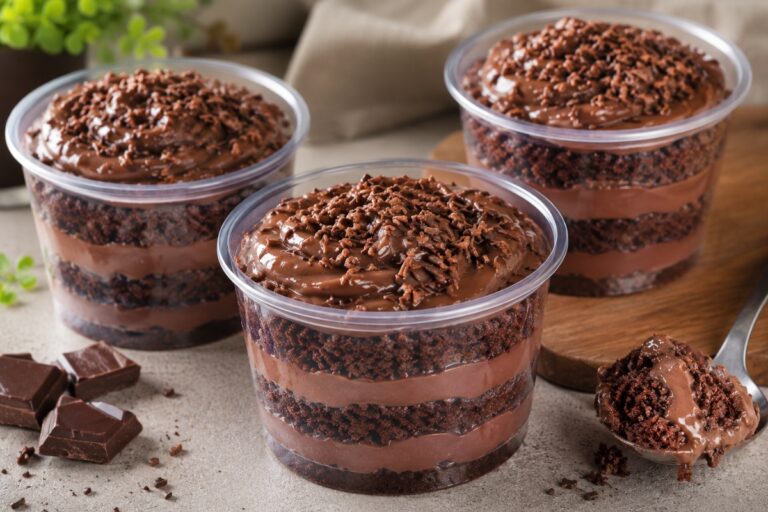 Aprenda como vender bolo no pote e ganhar renda extra com dicas de sabores, preços, divulgação e estratégias para começar com pouco investimento.