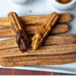 Aprenda a fazer **receita de churros caseiro** crocante e saborosa, com dicas de massa, recheios, coberturas e segredos para não errar.