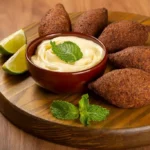 Aprenda como fazer kibe frito perfeito, crocante por fora e macio por dentro. Veja ingredientes, modo de preparo, segredos da massa, variações e dicas.