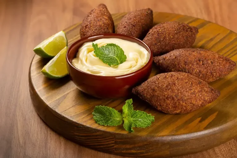 Aprenda como fazer kibe frito perfeito, crocante por fora e macio por dentro. Veja ingredientes, modo de preparo, segredos da massa, variações e dicas.