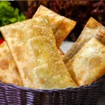 Aprenda como fazer massa de pastel caseiro crocante e leve igual ao de feira. Veja ingredientes, passo a passo, segredos, recheios e dicas de preparo perfeito.