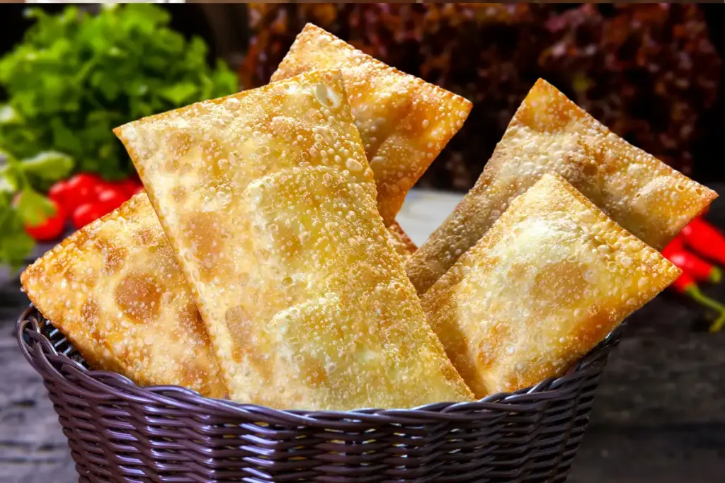 Aprenda como fazer massa de pastel caseiro crocante e leve igual ao de feira. Veja ingredientes, passo a passo, segredos, recheios e dicas de preparo perfeito.